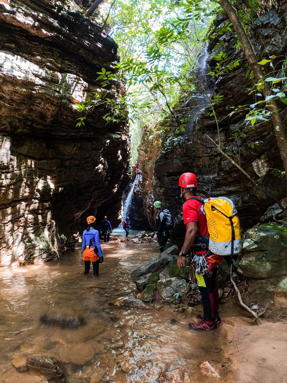 Guide de canyoning en action dans un canyon