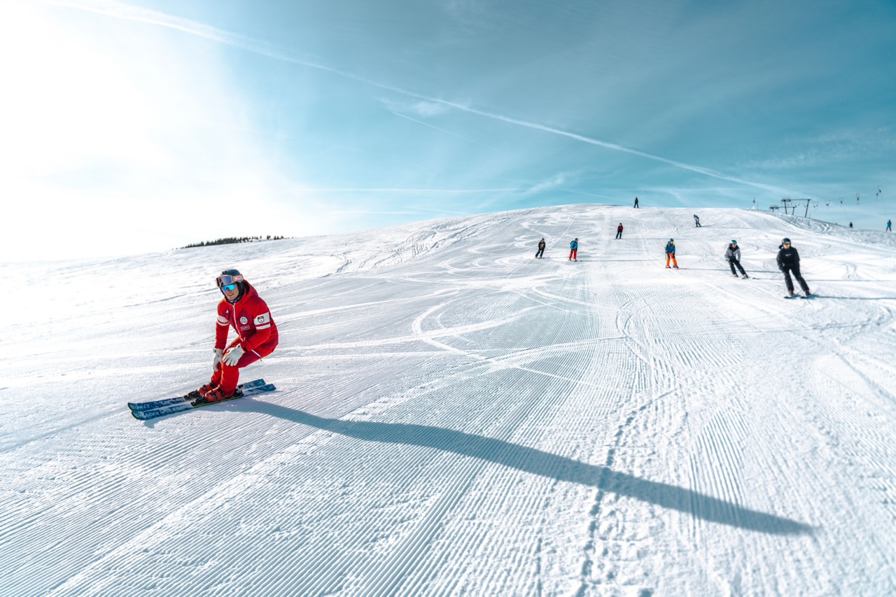 Moniteur de ski accompagnant ses élèves sur les pistes